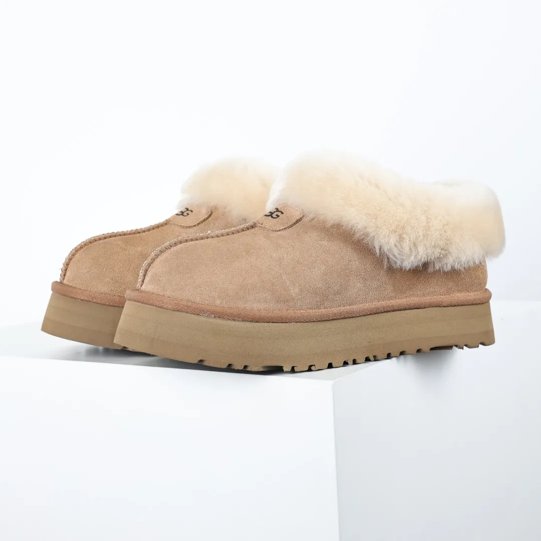 Pick up locally 💰540 Core recommendation with good price It is a very suitable choice for home use. In recent years, uug has launched a series of styles, which are partially geared towards the preferences of young consumers and have also moved to the forefront of fashion trends. Shoe body material: water-repellent coated suede upper, 17 mm UGGPURE™ implantable wool insole, lightweight non-slip and comfortable rubber outsole, with brand LOGO and trademark, with full packaging Size: 35 36 37 38 39 40